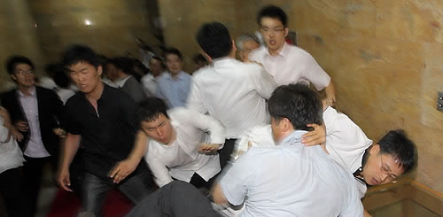 ▲ 22일 국회 본회의장 앞 중앙홀 주변 곳곳에선 멱살잡이와 주먹다짐이 벌어졌다. ⓒ연합뉴스