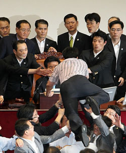 ▲ 미디어법의 국회 본회의 표결처리 도중 민주당 의원이 의장석으로 달려들어 의사를 방해하고 있다. ⓒ연합뉴스