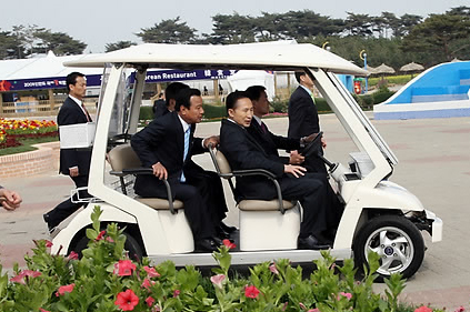 ▲ 이명박 대통령이 지난 4월&nbsp;충남 태안군 안면도 꽃박람회 개막식에 참석해 이완구 충남지사와 함께 전기차를 타고 전시장으로 이동하고 있다. ⓒ 뉴데일리<=청와대 제공>