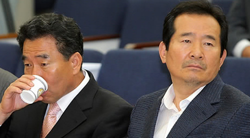 ▲ 미디어법 통과 이후 무거운 표정으로 23일 국회에서 열린 민주당 의원총회에 앉아 있는 정세균 대표(오른쪽)과 이강래 원내대표. ⓒ연합뉴스  