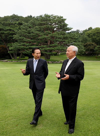 ▲ 이명박 대통령은 23일 청와대 상춘재에서 정진석 서울대교구장 추기경과 오찬을 함께 하며 국정 현안에 대해 폭넓게 의견을 교환했다. ⓒ 뉴데일리 <=청와대 제공>