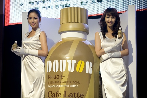 ▲ 서울우유가 일본의 대표적 커피 브랜드 '도토루'와 손잡고 원두커피음료 '서울우유 도토루 더 클래식'을 출시, 국내 프리미엄 RTD 커피시장에 도전장을 던졌다.&nbsp;&nbsp; ⓒ 뉴데일리