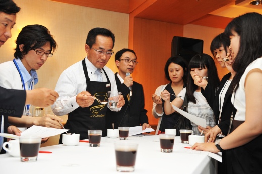 ▲ 23일 JW메리어트 호텔에서 열린 서울우유 도토루 더 클래식 론칭 쇼케이스에서 일본의 대표적 커피명인 칸노 마사히로가 참관객들이게 