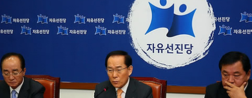 ▲ 자유선진당 이회창 총재(가운데)는 24일 국회 당 5역회의에서&nbsp; 