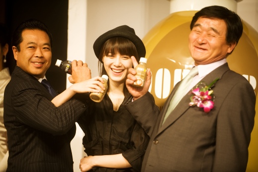 ▲ 23일 오후 서울 서초구 반포동 JW메리어트 호텔에서 열린 '서울우유 도토루 더 클래식' 신제품 발표회에서 서울우유 조흥원 조합장(오른쪽부터)과 배우 구혜선, 토리바 도토루사 사장이 포즈를 취하고 있다. ⓒ 뉴데일리