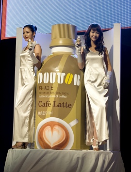 ▲ 레이싱걸 강유이(우측)가 서울우유 원두커피 모형 옆에서 포즈를 취하고 있다.  ⓒ 뉴데일리