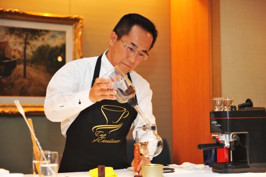 ▲ 일본의 커피 장인 칸노 마사히로의 사이픈 커피 제조 시연 장면.  ⓒ 뉴데일리