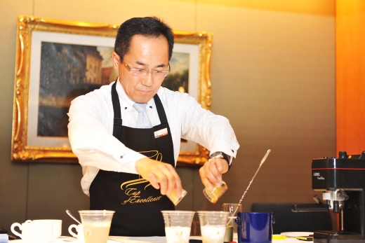 ▲ 일본의 커피 장인 칸노 마사히로의 사이픈 커피 제조 시연 장면.  ⓒ 뉴데일리