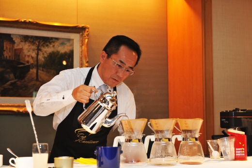 ▲ 일본의 커피 장인 칸노 마사히로의 사이픈 커피 제조 시연 장면.  ⓒ 뉴데일리