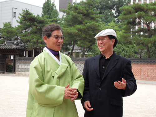 ▲ 23일 운현궁에서 만난 이석 황실문화재단 총재(왼쪽)와 박종윤 작가. ⓒ 뉴데일리