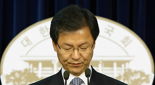 ▲ 민주당 천정배 의원이 24일 국회 기자회견에서 한나라당의 미디어법 강행 처리 책임을 지고 18대 의원직을 사퇴한다고 발표하고 있다. ⓒ연합뉴스