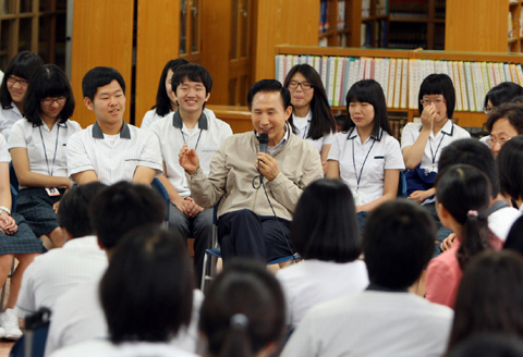▲ 이명박 대통령이 24일 충북 괴산 기숙형 고등학교를 찾아 학생, 학부모, 교사들과 '타운미팅'을&nbsp;가졌다. 학생들의 질문에 답변하고 있는 이 대통령. ⓒ 뉴데일리<=청와대 제공>