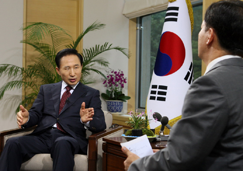 ▲ 이명박 대통령은 27일 라디오 및 인터넷 정례연설 20회 특집을 맞아 대담형식으로 연설을 진행했다. 이 대통령은 이 자리에서 국회 미디어법 통과와 관련, 