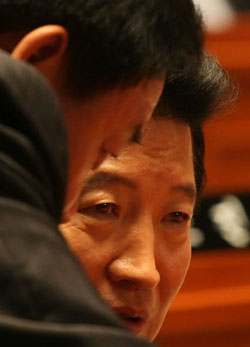 ▲ 27일 오후 국회에서 열린 한나라당 의원총회에서 안상수원내대표가 동료의원들과 뭔가를 논의하고 있다. ⓒ연합뉴스