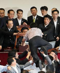 ▲ 미디어법의 국회 본회의 표결처리 도중 민주당 의원이 의장석으로 달려들어 의사를 방해하고 있다. ⓒ연합뉴스