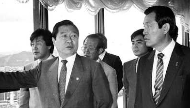 ▲ 1988년 7월 22일. 당시 서울올림픽 대회조직위원장이었던 박세직 향군회장(오른쪽)이 조직위를 방문한 김대중 전 대통령(왼쪽. 당시 평민당 총재)과 함께 올림픽공원을 둘러보고 있는 모습. ⓒ 연합뉴스