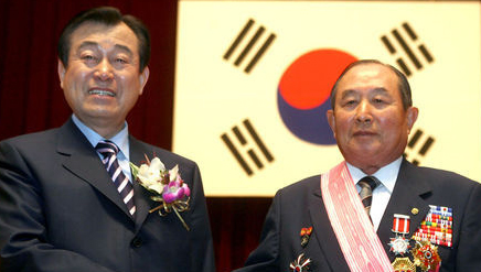 ▲ 2006년 4월 21일 서울 향군회관에서 열린 제30,31대 향군회장 이취임식. 31대 향군회장으로 뽑힌 박세직 향군회장과 30대 향군회장이었던 이상훈 전임 회장이 악수하고 있다. ⓒ연합뉴스