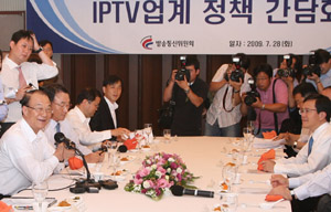 ▲ 최시중 방통위 위원장은 28일 프레스센터에서 IPTV제공사업자 3사 대표 등과 간담회를 가졌다. ⓒ 뉴데일리