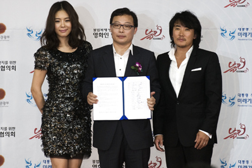 ▲ 불법복제 근절을 위한 정책 건의문을 전달받은 곽승준 미래기획위원회 위원장(중간)과 가수 겸 뮤지컬 배우 옥주현(왼쪽), 가수 이승철(오른쪽). ⓒ 뉴데일리