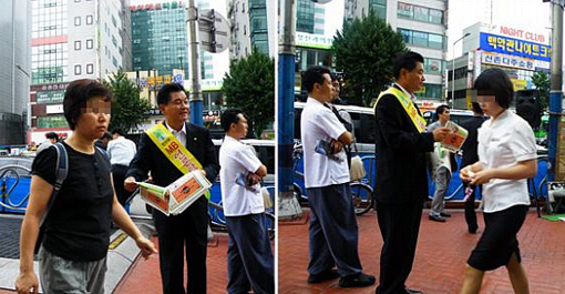 ▲ 신촌 네거리에서 시민들에게 '언론악법 원천무효'라며 전단지를 돌리고 있는 민주당 의원. 시민들의 반응이 냉담하다 ⓒ 뉴데일리 