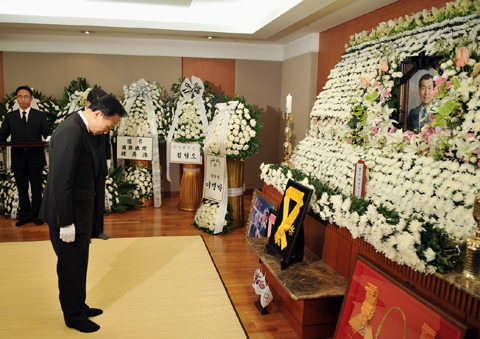 ▲ 이명박 대통령은 29일 오후 고 박세직 대한민국재향군인회장 빈소가 마련된 서울 송파구 아산병원을 찾아 조문하고 국민훈장 무궁화장을 추서했다. ⓒ 뉴데일리<=청와대 제공> 