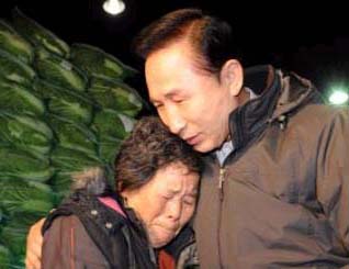 ▲ 이명박 대통령이 가락시장에서 무시래기를 팔던 박부자 할머니와 포옹을 하며 눈물을 흘리는 모습. ⓒ 뉴데일리