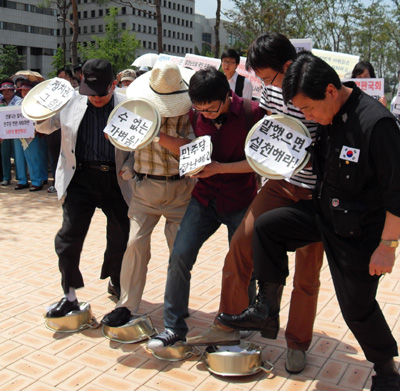 ▲ '냄비 퍼포먼스'. 봉태홍 라이트코리아 대표는 