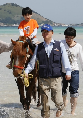 ▲ 제주시 유진어린이집 소속 지적장애 어린이가 협재해수욕장에서 말을 타며 즐거운 시간을 보내고 있다.   ⓒ 연합뉴스