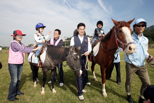 ▲ 장애아 치료를 위한 재활 승마 봉사장면.  ⓒ 뉴데일리