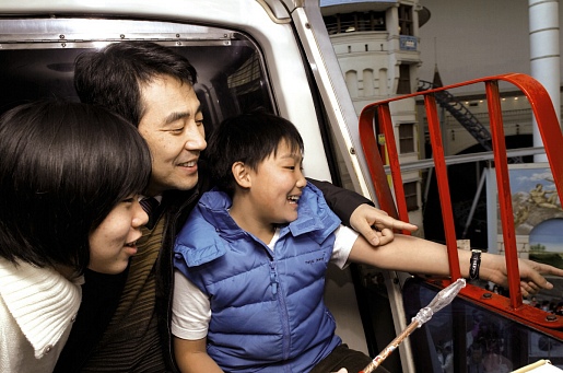 ▲ 주공에서 추진하는 복지사업 중, 다가구 매입 임대 거주 아동들을 위한 '그룹홈' 수혜를 받는 한 수혜아동이 주공 직원들과 함께 롯데월드 나들이를 하는 모습.  ⓒ 뉴데일리