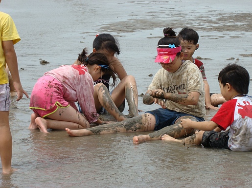 ▲ 주공에서 매년 주거복지연대와 공동 개최하고 있는 '엄마손밥상' 행사 중 갯벌체험학습 장면.  ⓒ 뉴데일리
