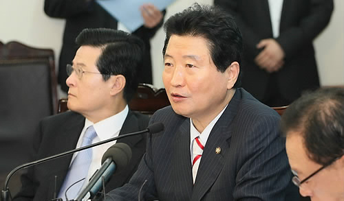 ▲ 30일 오전 여의도 한나라당사에서 열린 최고위원회의에서 안상수원내대표가 비정규직법에 대해 발언하고 있다.ⓒ연합뉴스