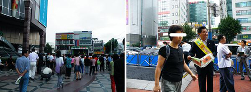 ▲ 민주당 거리투쟁 첫날의 장면. 오른쪽 사진은 서울 영등포역에서 홍보를 벌이고 있는 민주당의 모습. 왼쪽 사진은 신촌네거리에서 홍보지를 전해주던 한 민주당 의원이 시민으로부터 외면받자 무안해하고 있다ⓒ 뉴데일리