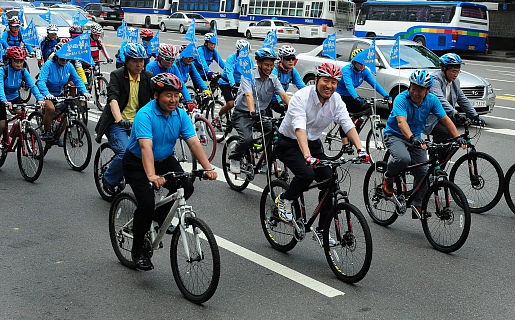 ▲ 미소를 지으며 'no engine no co2' 대행진을 벌이고 있는 오세훈 서울시장과 관계자 일동.&nbsp; ⓒ 뉴데일리