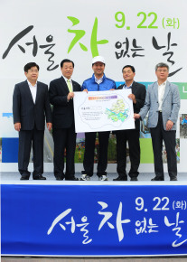 ▲ 미소를 지으며 'no engine no co2' 대행진을 벌이고 있는 오세훈 서울시장과 관계자 일동.&nbsp; ⓒ 뉴데일리