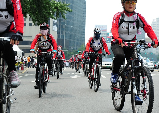 ▲ 미소를 지으며 'no engine no co2' 대행진을 벌이고 있는 오세훈 서울시장과 관계자 일동.&nbsp; ⓒ 뉴데일리