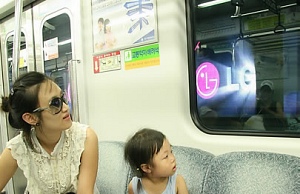 ▲ 대구도시철도공사는 승객이 터널 구간에서 창문을 통해 광고를 볼 수 있도록 하는 발광다이오드(LED)터널광고 시스템을 설치해 지난 28일부터 운영하고 있다고 밝혔다. ⓒ 연합뉴스