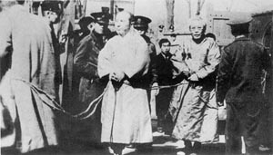 ▲ 반민특위에 의해 기소된 사람들이 법정에 들어서고 있다.. ⓒ 뉴데일리