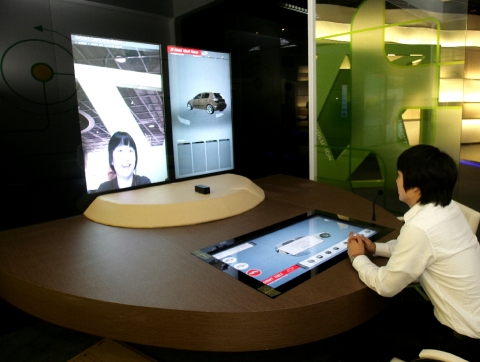 ▲ 미래의 사무실에서 원격지의 회의 상대와 화상을 통해 업무 협의를 하고 있다. &nbsp;ⓒ 뉴데일리