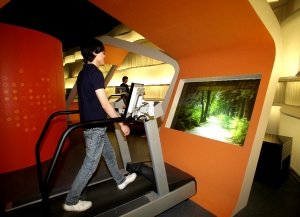 ▲ 미래생활관에서 e-Health Manager의 추천에 따라 가상 숲을 느끼며 런닝을 하고 있다.&nbsp; ⓒ 뉴데일리