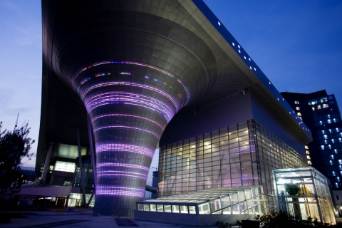 ▲ 31일 공식 오픈을 앞둔 인천경제자유구역(IFEZ)내 미래도시 체험관인 Tomorrow City 야경. 미래도시의 건물답게 기둥에 LED(발광다이오드)가 장착돼 있어 다양한 화면을 구사할 수 있다.&nbsp; ⓒ 뉴데일리