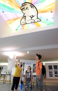 ▲ 광화문광장 '해치마당' 내부를 둘러보는 시민가족. &nbsp;ⓒ 뉴데일리