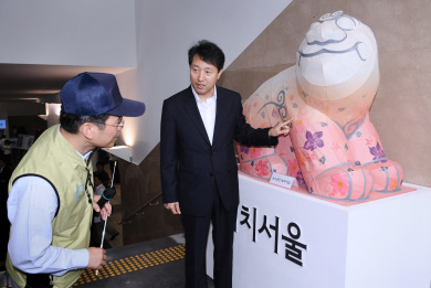 ▲ 광화문광장 해치마당 진입부에 설치된 해치를 둘러보는 오세훈 서울시장. &nbsp;ⓒ 뉴데일리