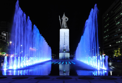 ▲ 광화문광장 해치마당 진입부에 설치된 해치를 둘러보는 오세훈 서울시장. &nbsp;ⓒ 뉴데일리