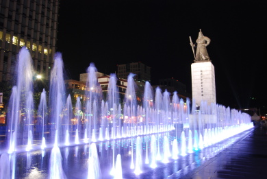 ▲ 광화문광장 해치마당 진입부에 설치된 해치를 둘러보는 오세훈 서울시장. &nbsp;ⓒ 뉴데일리