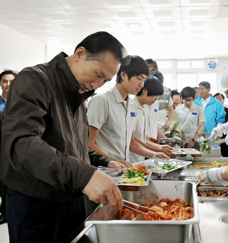▲ 이명박 대통령이 7월24일 농·산·어촌 기숙형 고교로 지정된 충북 괴산고를 방문해 배식을 받고 있다. ⓒ 뉴데일리