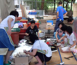 ▲ 탈북여성들이 사랑의 도시락 만들기에 여념이 없다 ⓒ 뉴데일리