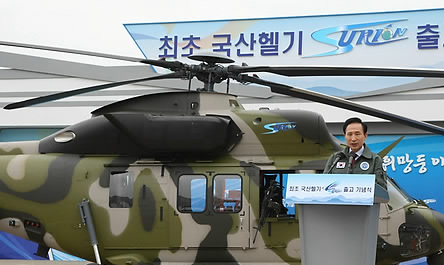 ▲ 이명박 대통령이 31일 경남 사천 KAI(한국항공우주산업)에서 열린 최초 국산헬기 '수리온(SURION)' 출고 기념식에 참석해 축사를 하고 있다. ⓒ&nbsp;연합뉴스