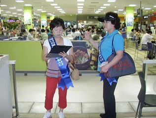 ▲ 동대문구에서 실시하는 'CO₂닥터 양성교육'을 이수한 공공장소 '에너지 지킴이'들이 한 대형마트에서 실내온도를 측정하고 있는 모습.&nbsp; ⓒ 뉴데일리