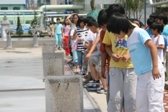 ▲ 지난 6월 28일 중랑물재생센터를 방문한 휘경초등학교 4학년 학생들이 생물반응조를 들여다보며 물의 정화 과정을 학습하고 있는 모습. &nbsp;ⓒ 뉴데일리